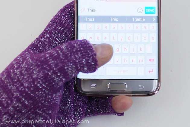 Do you love to text? Are your hands cold? Do you get tired of taking gloves on and off to do said texting? DIY Power Texting Gloves to the rescue!