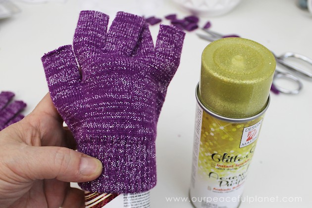 Do you love to text? Are your hands cold? Do you get tired of taking gloves on and off to do said texting? DIY Power Texting Gloves to the rescue!