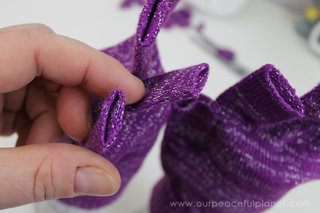Do you love to text? Are your hands cold? Do you get tired of taking gloves on and off to do said texting? DIY Power Texting Gloves to the rescue!