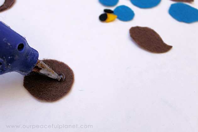 Make this simple wood slice owl decor with a single wood tree slice and some felt! They can be used for many things, to adorn wreaths or by themselves!