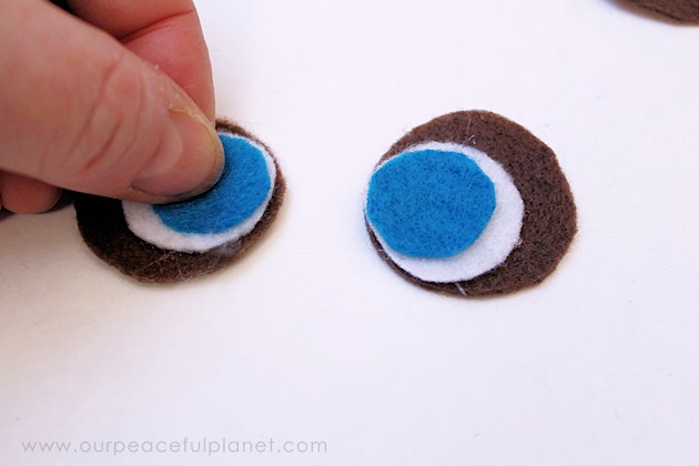 Make this simple wood slice owl decor with a single wood tree slice and some felt! They can be used for many things, to adorn wreaths or by themselves!