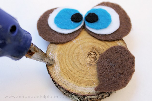 Make this simple wood slice owl decor with a single wood tree slice and some felt! They can be used for many things, to adorn wreaths or by themselves!