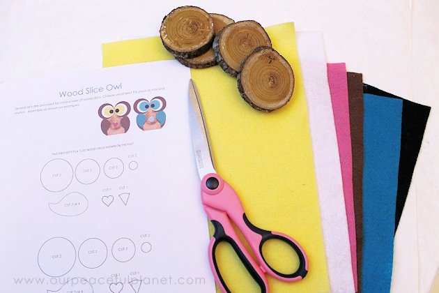 Make this simple wood slice owl decor with a single wood tree slice and some felt! They can be used for many things, to adorn wreaths or by themselves!