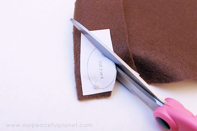 Make this simple wood slice owl decor with a single wood tree slice and some felt! They can be used for many things, to adorn wreaths or by themselves!