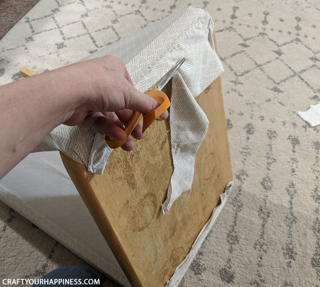If you're a cat person (or looking for an awesome gift for someone who is) we'll show you how easy it is to make a DIY cat teepee from an old TV tray!