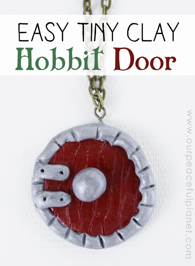 This simple hobbit door is so easy to make from colored hardening clay that anyone can do it! Use it for jewelry, bookmarks etc. Makes a great Tolkien gift!