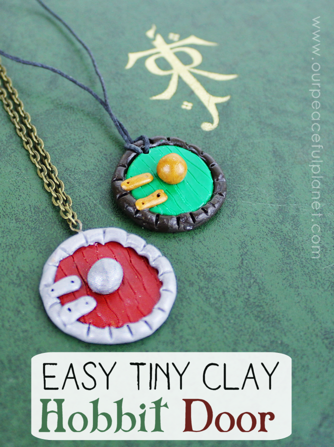 This simple hobbit door is so easy to make from colored hardening clay that anyone can do it! Use it for jewelry, bookmarks etc. Makes a great Tolkien gift!