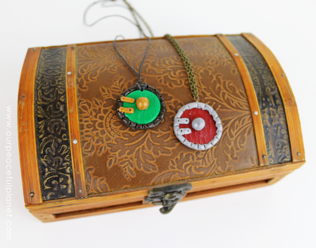 This simple hobbit door is so easy to make from colored hardening clay that anyone can do it! Use it for jewelry, bookmarks etc. Makes a great Tolkien gift!
