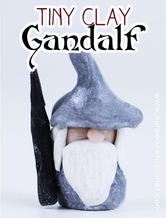 This simple hobbit door is so easy to make from colored hardening clay that anyone can do it! Use it for jewelry, bookmarks etc. Makes a great Tolkien gift!