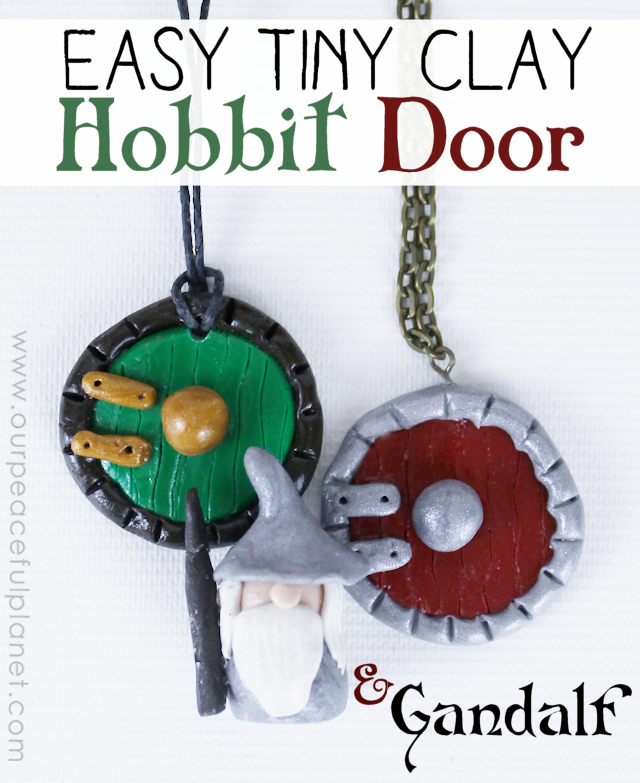 This simple hobbit door is so easy to make from colored hardening clay that anyone can do it! Use it for jewelry, bookmarks etc. Makes a great Tolkien gift!
