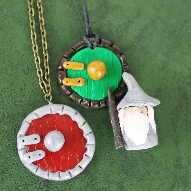 This simple hobbit door is so easy to make from colored hardening clay that anyone can do it! Use it for jewelry, bookmarks etc. Makes a great Tolkien gift!