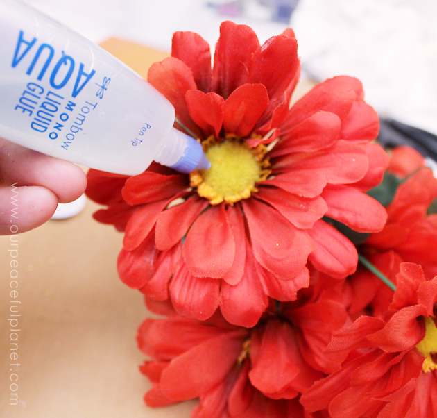 This quick Halloween Craft that will put a smile on the face of anyone! Grab some fake flowers, google eyes and glue and make "Eye See You!" bouquet.