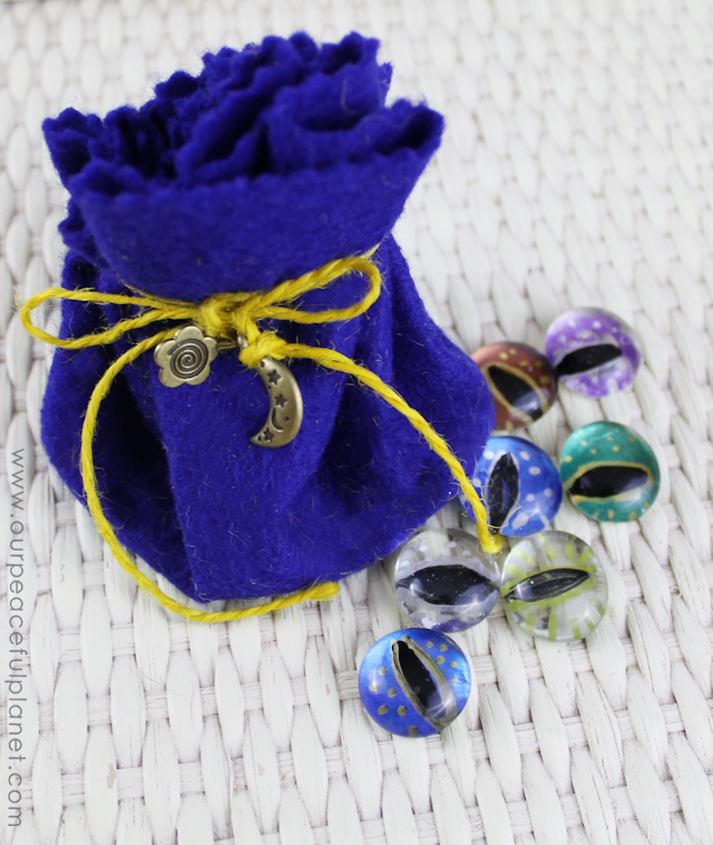 This simple little no sew drawstring pouches are great for holding tiny treasures! All you need is felt and string and some charms or beads if desired!